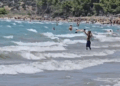 VIDEO/ Era ‘trazon’ detin, autoritetet ngrenë flamurin e kuq në plazhet e Vlorës!