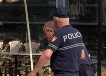Sulmuan policët, deputetët dhe gazetarët! Pranga 19 protestuesve, procedohen 12 të tjerë