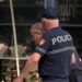 Sulmuan policët, deputetët dhe gazetarët! Pranga 19 protestuesve, procedohen 12 të tjerë
