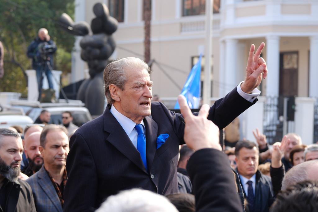 Protesta  Balliu  PD nuk mbledh dot më njerëz  Berisha është i urryer nga populli shqiptar