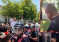 “Protesta e bukur ia ka lënë vendin konfliktit dhe dhunës”, Balla nxjerr videon e policit të lënduar: 32 vite në detyrë, sot u gjakos
