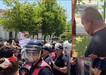 “Protesta e bukur ia ka lënë vendin konfliktit dhe dhunës”, Balla nxjerr videon e policit të lënduar: 32 vite në detyrë, sot u gjakos