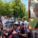 “Protesta e bukur ia ka lënë vendin konfliktit dhe dhunës”, Balla nxjerr videon e policit të lënduar: 32 vite në detyrë, sot u gjakos