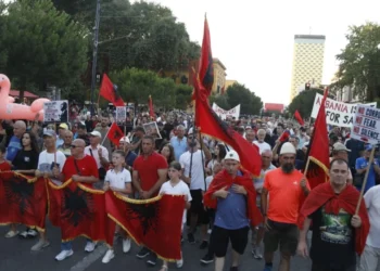 42 ditë tubim përpara Kryeministrisë, nis grumbullimi i protestuesve në sheshin “Skënderbej”