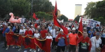 42 ditë tubim përpara Kryeministrisë, nis grumbullimi i protestuesve në sheshin “Skënderbej”