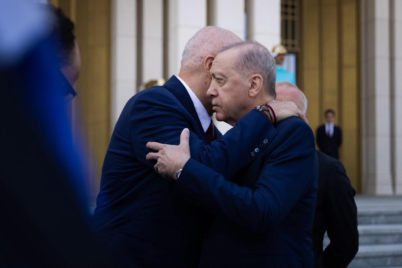 dalin-pamjet-e-pistoletave-qe-erdogan-u-dhuroi-lidereve-te-shteteve-te-nato-s