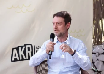 “Evropa fillon në shtëpi”, ministri Ferit Hoxha me të rinjtë në Jalë: Anëtarësimi në BE kërkon përfshirjen tuaj