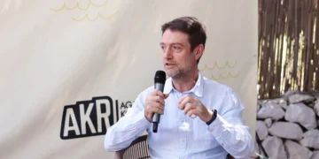 “Evropa fillon në shtëpi”, ministri Ferit Hoxha me të rinjtë në Jalë: Anëtarësimi në BE kërkon përfshirjen tuaj