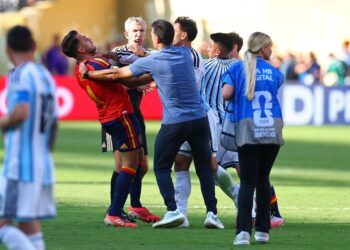 FIFA mbyll çështjen “Paredes” dhe i heq kartonin e kuq lojtarit