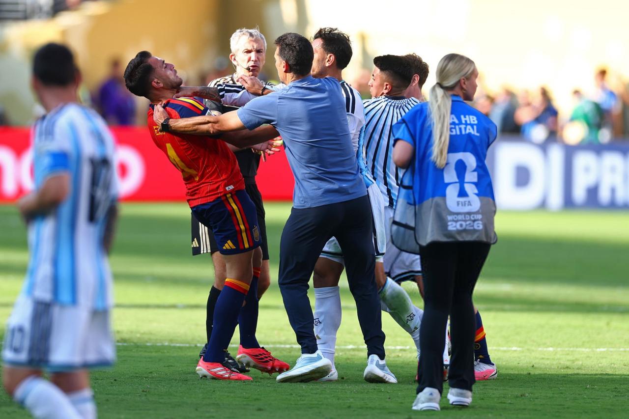 FIFA mbyll çështjen  Paredes  dhe i heq kartonin e kuq lojtarit
