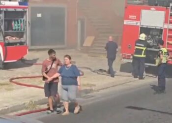 Zjarr i madh në Shkozet të Durrësit/ Flakët përfshijnë një magazinë, një pjesë e qytetit mbetet pa energji