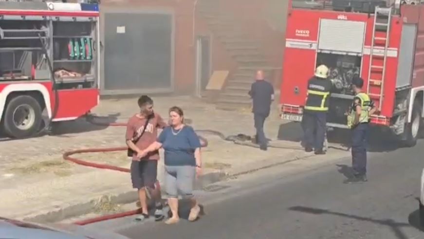 Zjarr i madh në Shkozet të Durrësit  Flakët përfshijnë një magazinë  një pjesë e qytetit mbetet pa energji