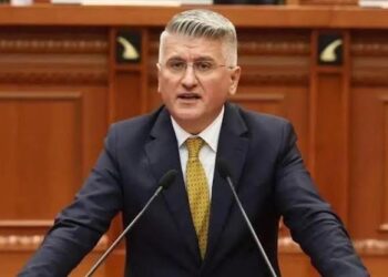 Analiza satirike e Gjekmarkajt: Babua dhe Besën, tani Shqipëria do dalë në selamet! Braçja ‘derdhi gotën’, dreq o punë, rënkoi Tao
