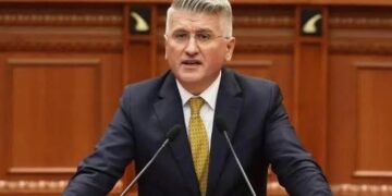 Analiza satirike e Gjekmarkajt: Babua dhe Besën, tani Shqipëria do dalë në selamet! Braçja ‘derdhi gotën’, dreq o punë, rënkoi Tao