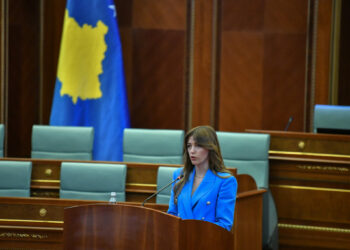 Kosova mbledh Kuvendin në gusht, Albulena Haxhiu fton AAK për negociata mbi presidentin