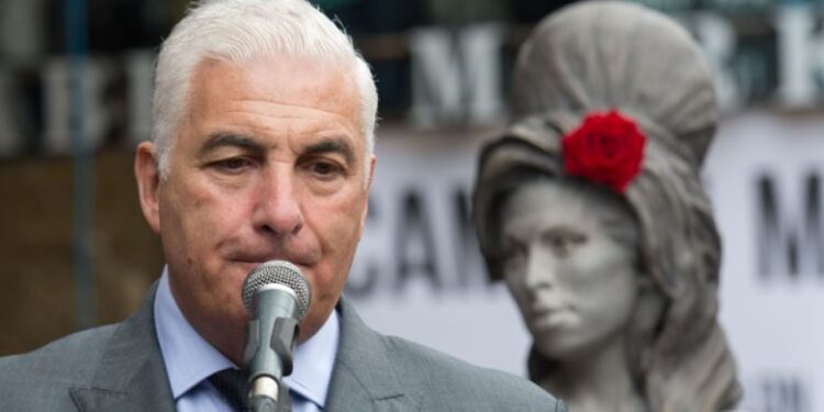 Babai i Amy Winehouse duhet t'u paguajë një milion euro miqve të vajzës së tij të ndjerë -