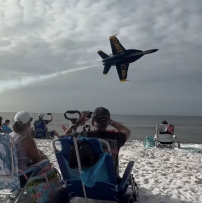 Avioni luftarak fluturon mbi kokat e pushuesve në bregdetin e Florida s  marina amerikane nis hetim