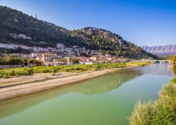 Tragjike! Ishte duke punuar në arë me të atin dhe u fut në lumë për t’u larë, mbytet 15-vjeçari në Berat