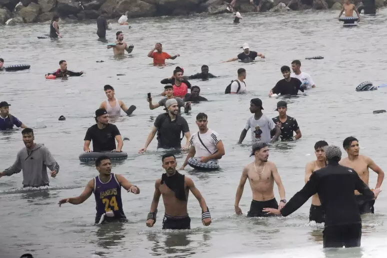 Italia pezullon Shengenin me Spanjën  urdhërohet mbyllja e kufijve detarë dhe ajrorë