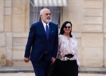 I shoqëruar nga bashkëshortja e tij, Rama ndan pamje nga darka zyrtare me Macron