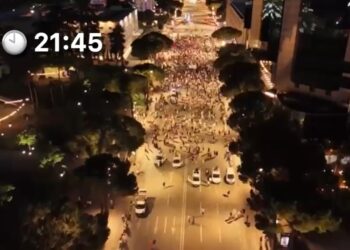 VIDEO/ Tkurret protesta para Kryeministrisë në ditën e 32-të, ja sa ishte pjesëmarrja në orën 21:45