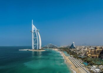 Dubai shpërblen banorët që sjellin turistë