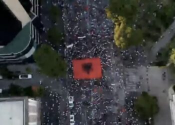 FOTO+VIDEO/ Protestuesit mblidhen në ditën e 35-të para Kryeministrisë! Ja sa ishte pjesëmarrja në orën 19:35