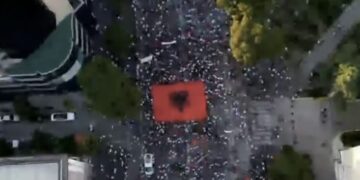 FOTO+VIDEO/ Protestuesit mblidhen në ditën e 35-të para Kryeministrisë! Ja sa ishte pjesëmarrja në orën 19:35