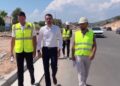 “Do jetë gati në fillim të gushtit”, ministri Karakaçi inspekton punimet për rrugën e re në hyrje të Ksamilit