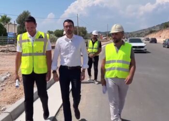 “Do jetë gati në fillim të gushtit”, ministri Karakaçi inspekton punimet për rrugën e re në hyrje të Ksamilit