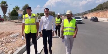 “Do jetë gati në fillim të gushtit”, ministri Karakaçi inspekton punimet për rrugën e re në hyrje të Ksamilit