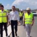 “Do jetë gati në fillim të gushtit”, ministri Karakaçi inspekton punimet për rrugën e re në hyrje të Ksamilit