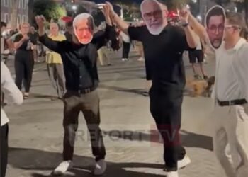 “Vallja e hajdutëve” para Kryeministrisë, qytetarët ia marrin valles në protestë të maskuar si politikanë (VIDEO)