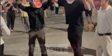 “Vallja e hajdutëve” para Kryeministrisë, qytetarët ia marrin valles në protestë të maskuar si politikanë (VIDEO)