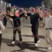 “Vallja e hajdutëve” para Kryeministrisë, qytetarët ia marrin valles në protestë të maskuar si politikanë (VIDEO)