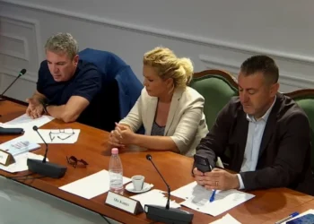 “E gjete lepurin në ferrë?”, Gjinkuri përplaset me Ulsi Manjën: Më jep fjalën ose po largohem…