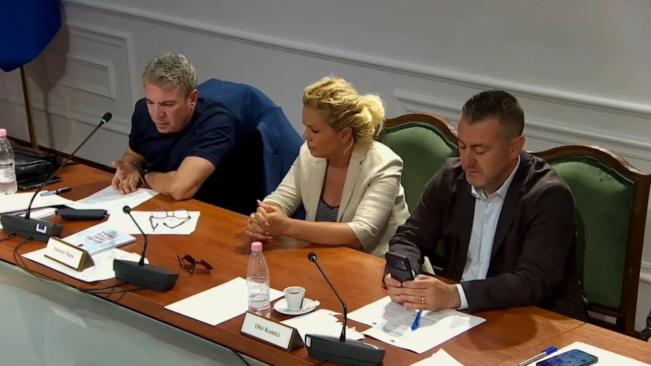  E gjete lepurin në ferrë    Gjinkuri përplaset me Ulsi Manjën  Më jep fjalën ose po largohem 