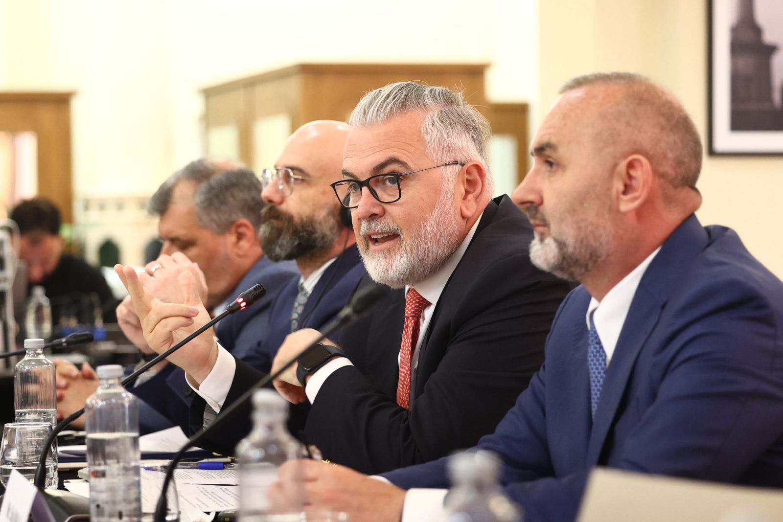 Mandati i prokurorëve të SPAK  Gogu frenon Manjën  Duhet vlerësim i partnerëve  SHBA dhe BE