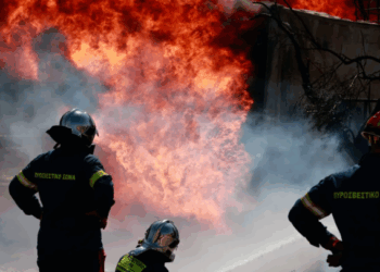 Zjarr pranë bizneseve në Greqi, 6 të plagosur, dy në gjendje kritike. Helikopterë dhe dhjetëra zjarrfikës në operacion