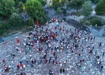 Pamje me dron nga dita e 42-të e protestës në Tiranë, ja sa ishte pjesëmarrja në orën 19:30