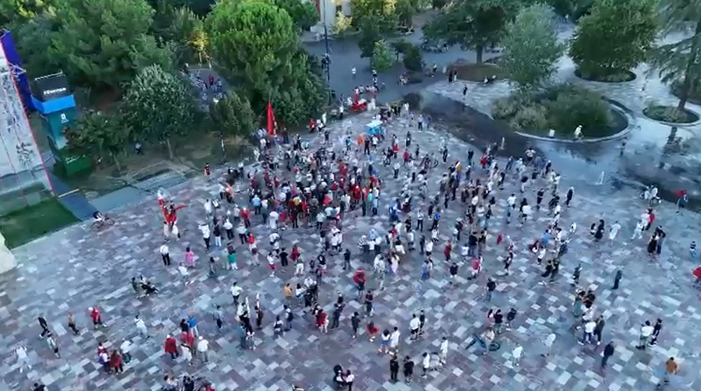 Pamje me dron nga dita e 42 të e protestës në Tiranë  ja sa ishte pjesëmarrja në orën 19 30
