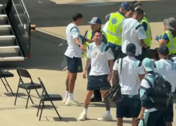VIDEO / Messi kontrollohet si bandit në aeroport! Reagimi i yllit të madh tërheq vëmendje