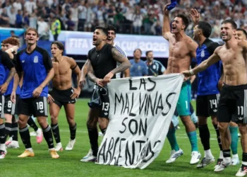 Banderola provokuese pas fitores ndaj Anglisë, FIFA mund të ndëshkojë Argjentinën