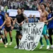 Banderola provokuese pas fitores ndaj Anglisë, FIFA mund të ndëshkojë Argjentinën