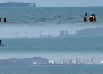 Fenomen i çuditshëm në Gjirin e Lalzit, një qytet shfaqet në horizont, pamjet bëhen virale (VIDEO)