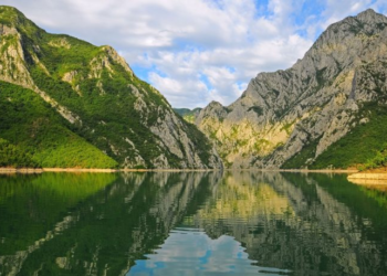 “Skyscanner” e rendit Shqipërinë mes perlave më të lira të turizmit