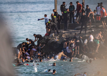 Kaos në portat e Europës! 18 emigrantë humbin jetën gjatë kalimit në Ceuta