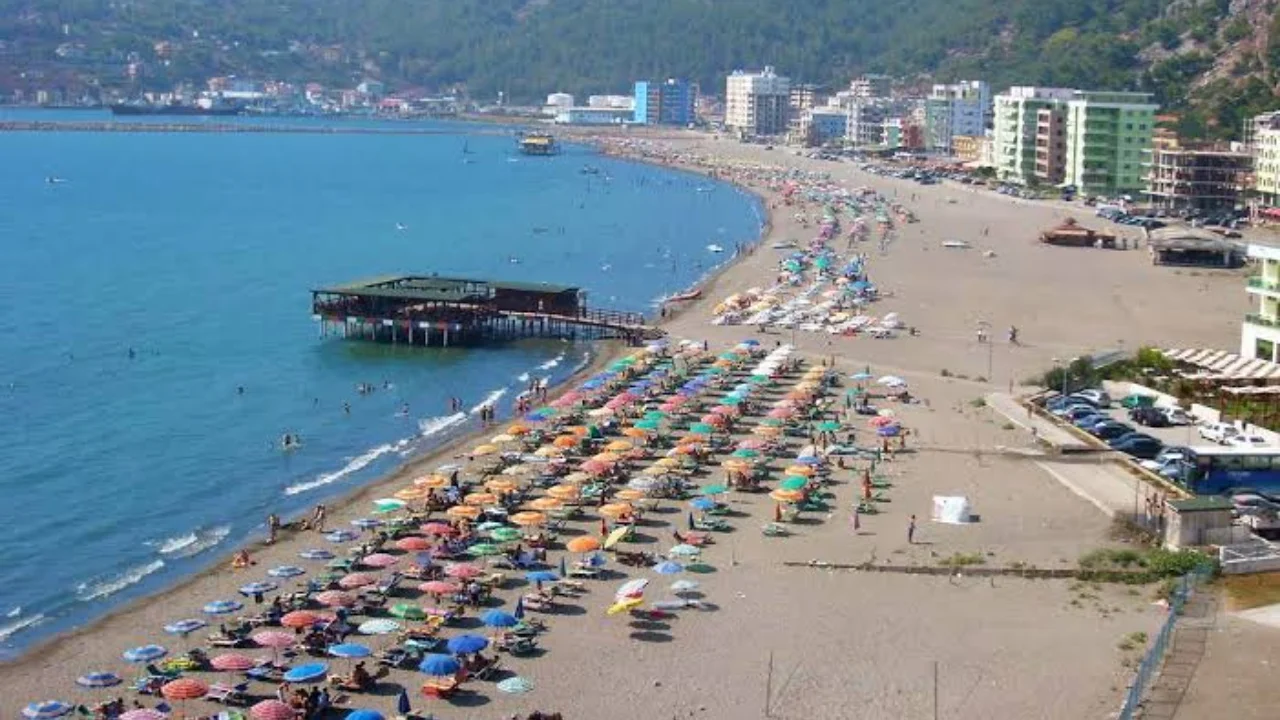Panik në plazhin e Shëngjinit  Nënë e bir rrezikojnë të mbyten  shpëtohen nga rojet bregdetare dhe pushuesit