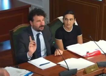 Ishte gati votimi i projektligjit, por zëvendësministri “ndërpret” mbledhjen me kërkesën e papritur ndaj Manjës
