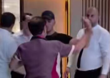 VIDEO / Kuvendarët e protestës nxjerrin me dhunë nga salla ish-deputetin: Do të çoj në Polici…